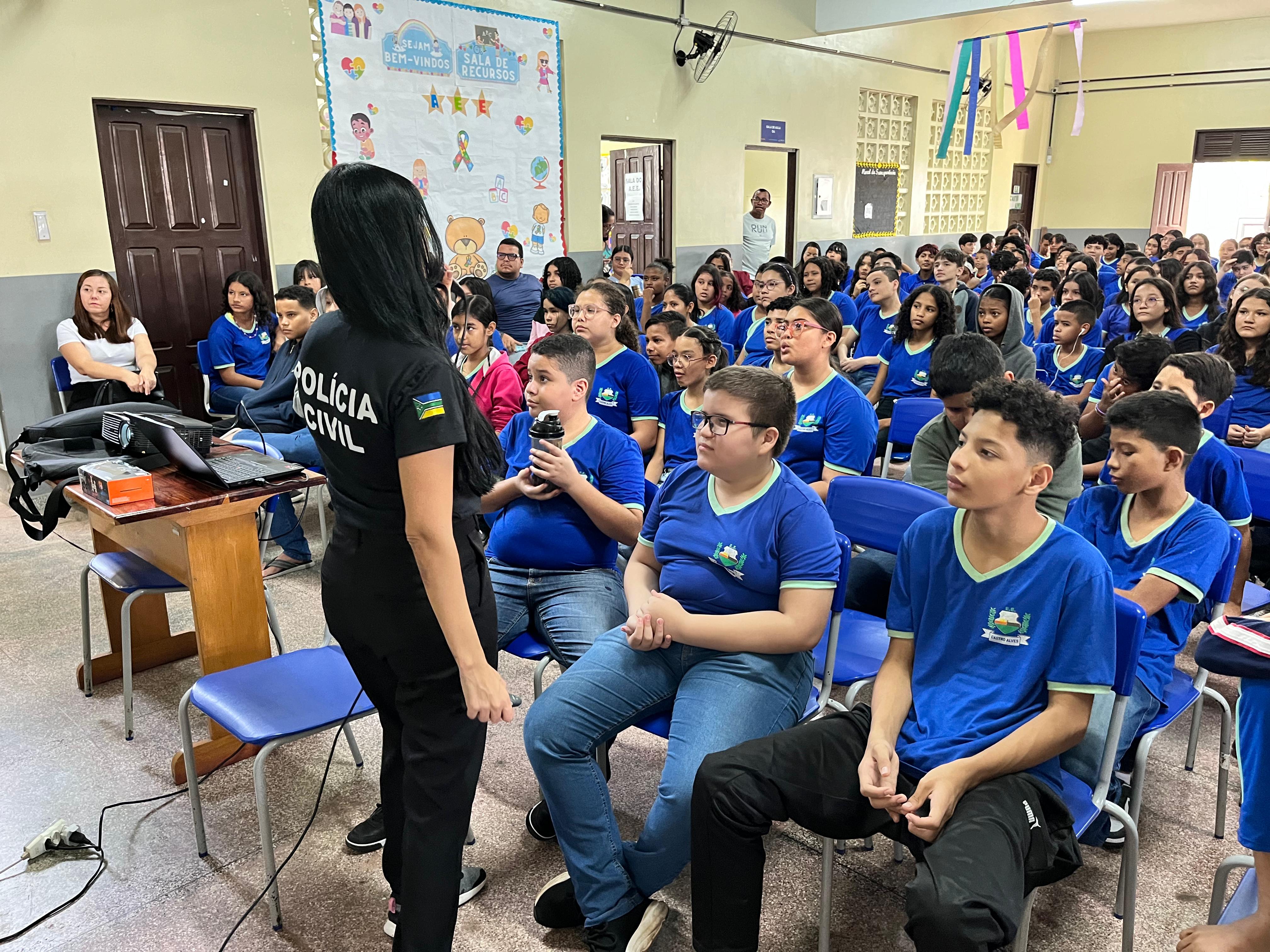 EM MACAPÁ, PROJETO “POLÍCIA CIVIL NAS ESCOLAS” LEVA ORIENTAÇÕES AOS ESTUDANTES DA ESCOLA ESTADUAL CASTRO ALVES